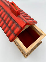 Alcancía de Madera en Forma de Casita con Techo Rojo