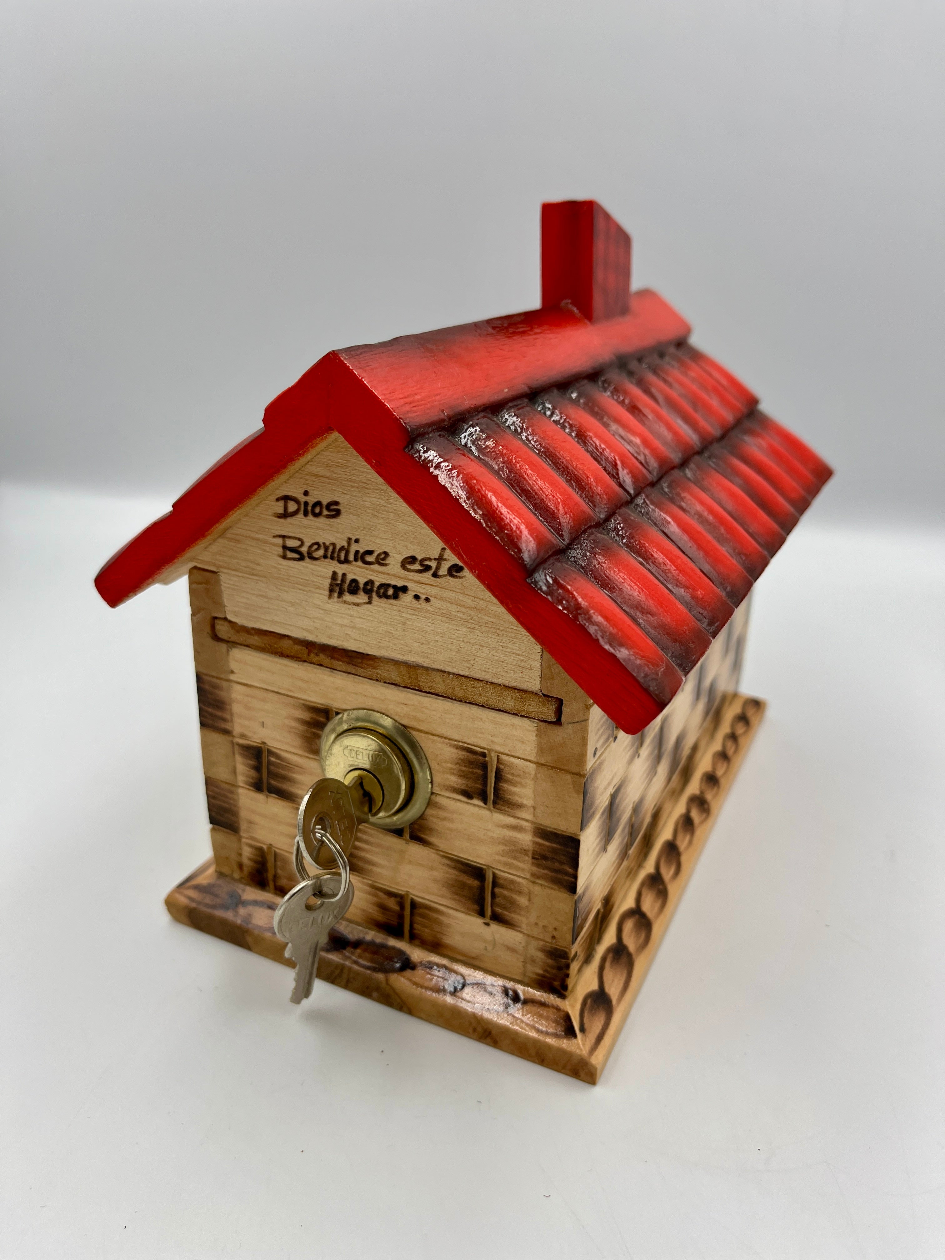 Alcancía de Madera en Forma de Casita con Techo Rojo