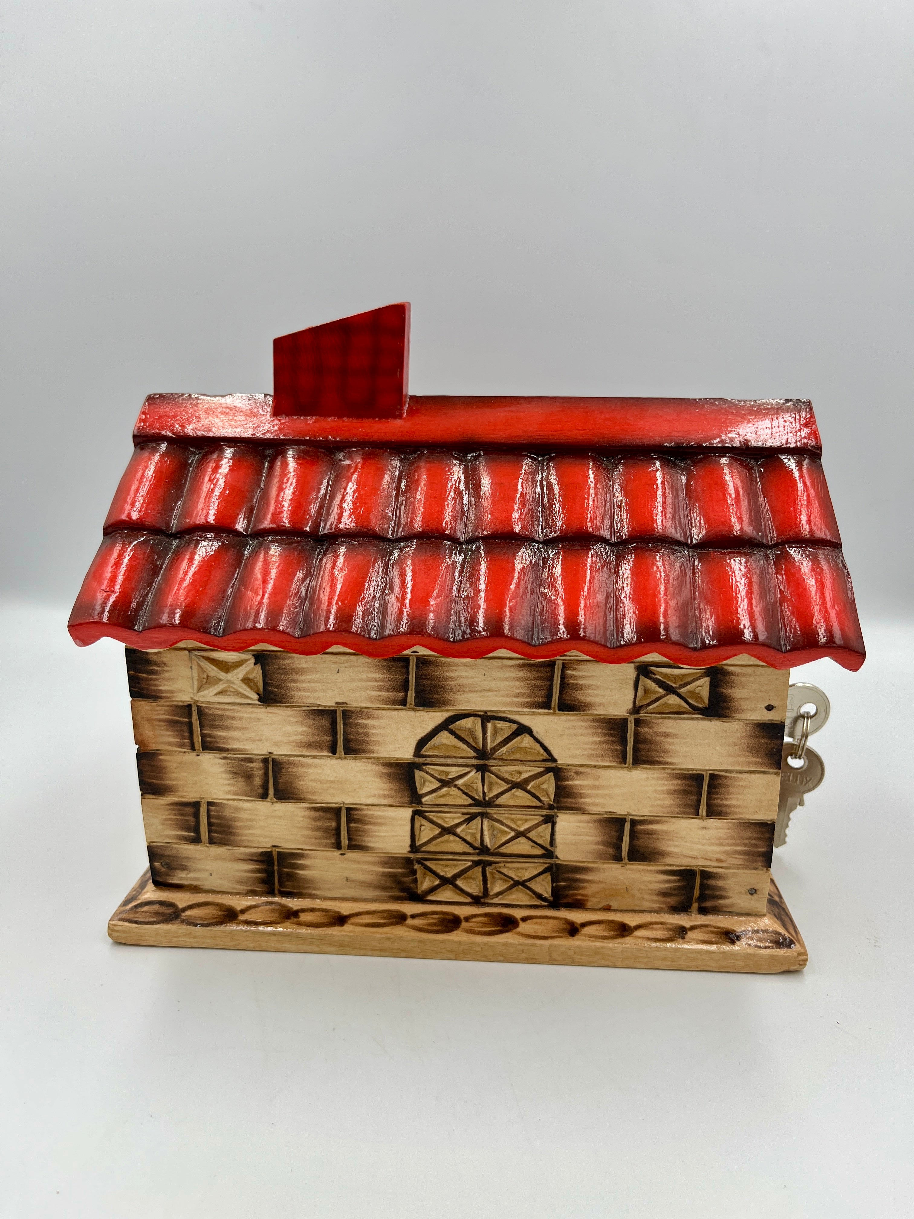 Alcancía de Madera en Forma de Casita con Techo Rojo