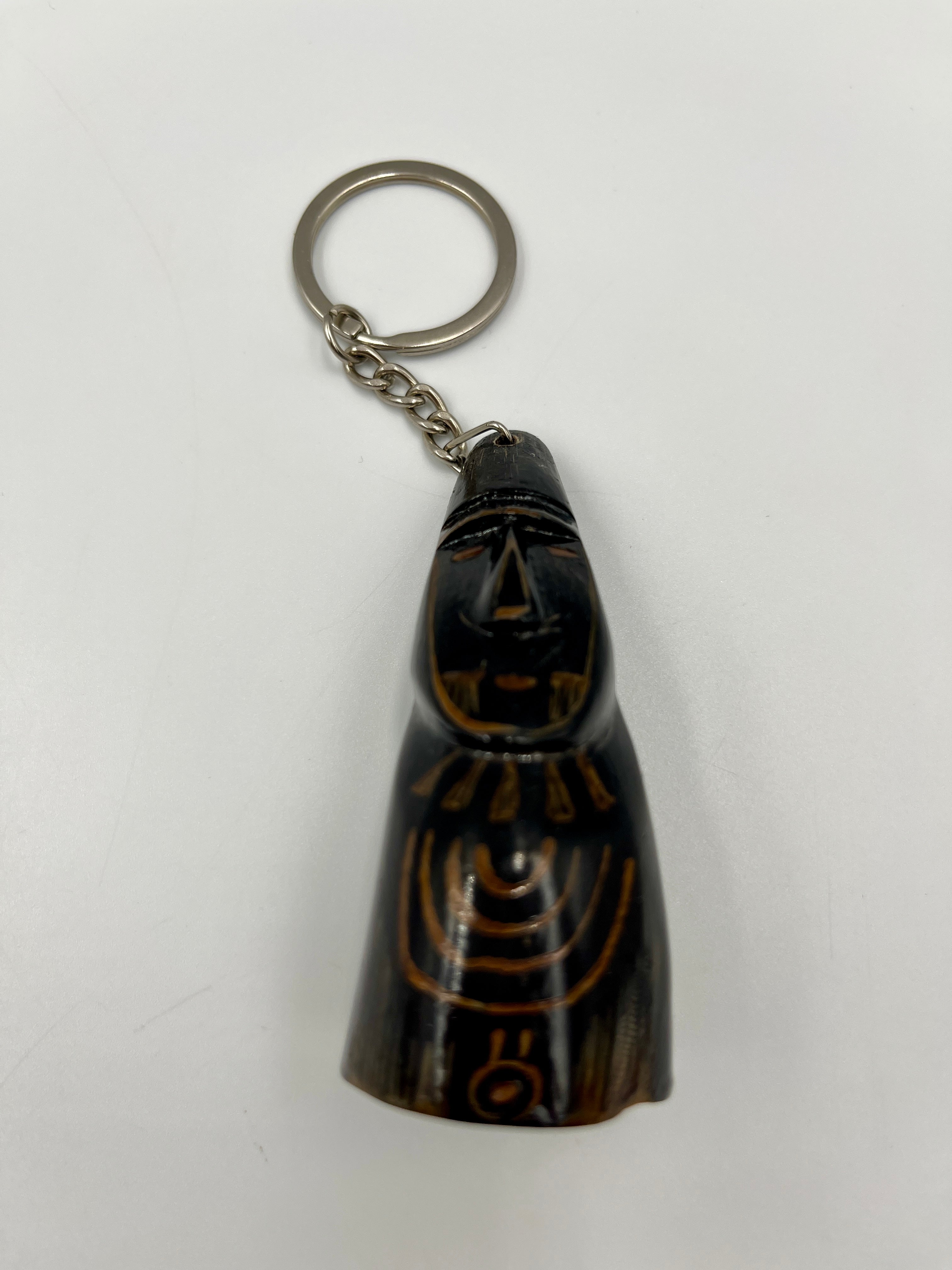 Llavero de Cacho Tallado – Sarcófago de Karajía