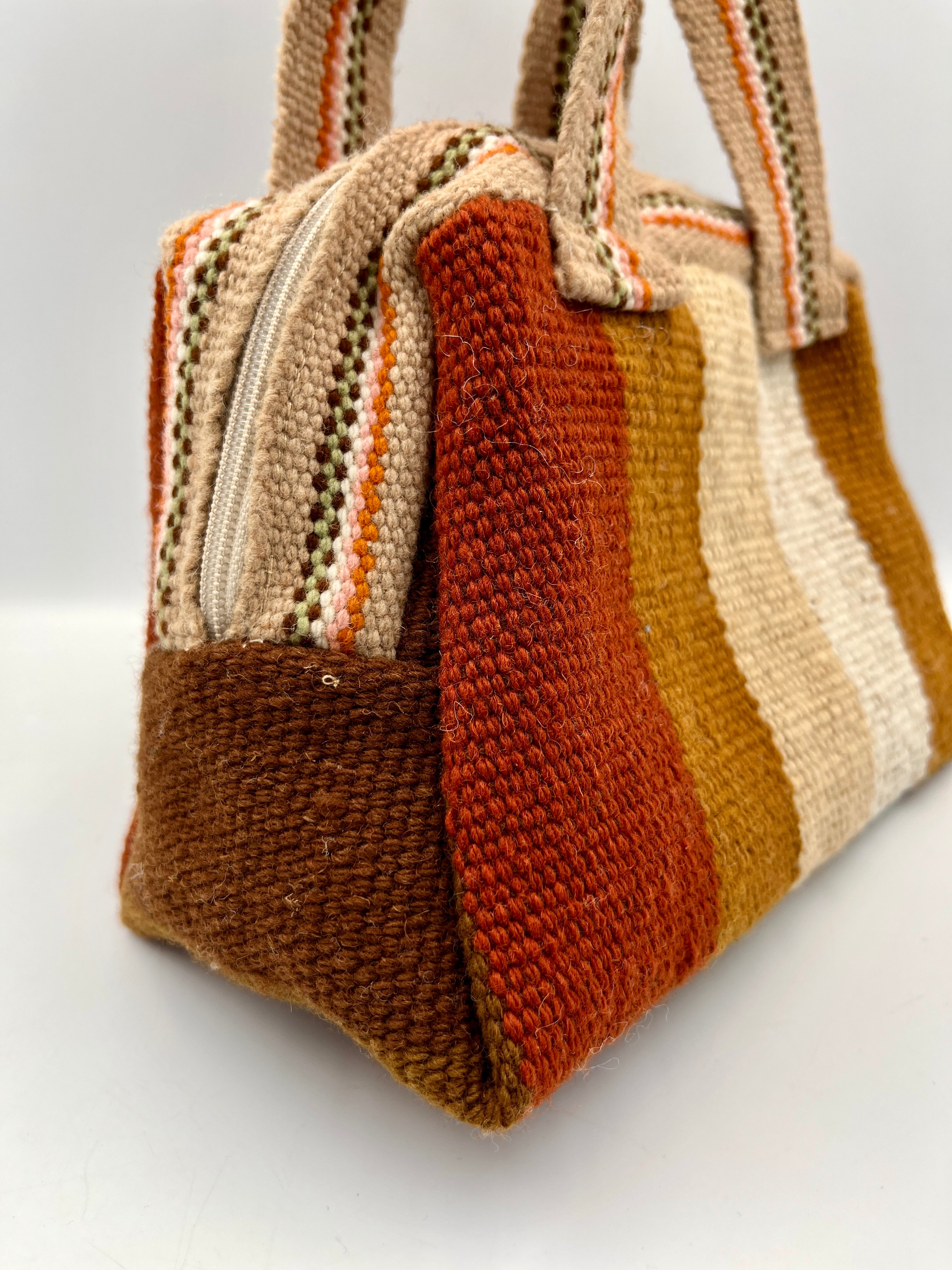 Cartera de Mano de Lana de Oveja con Rayas en Colores Ladrillo, Beige, Blanco y Marrón