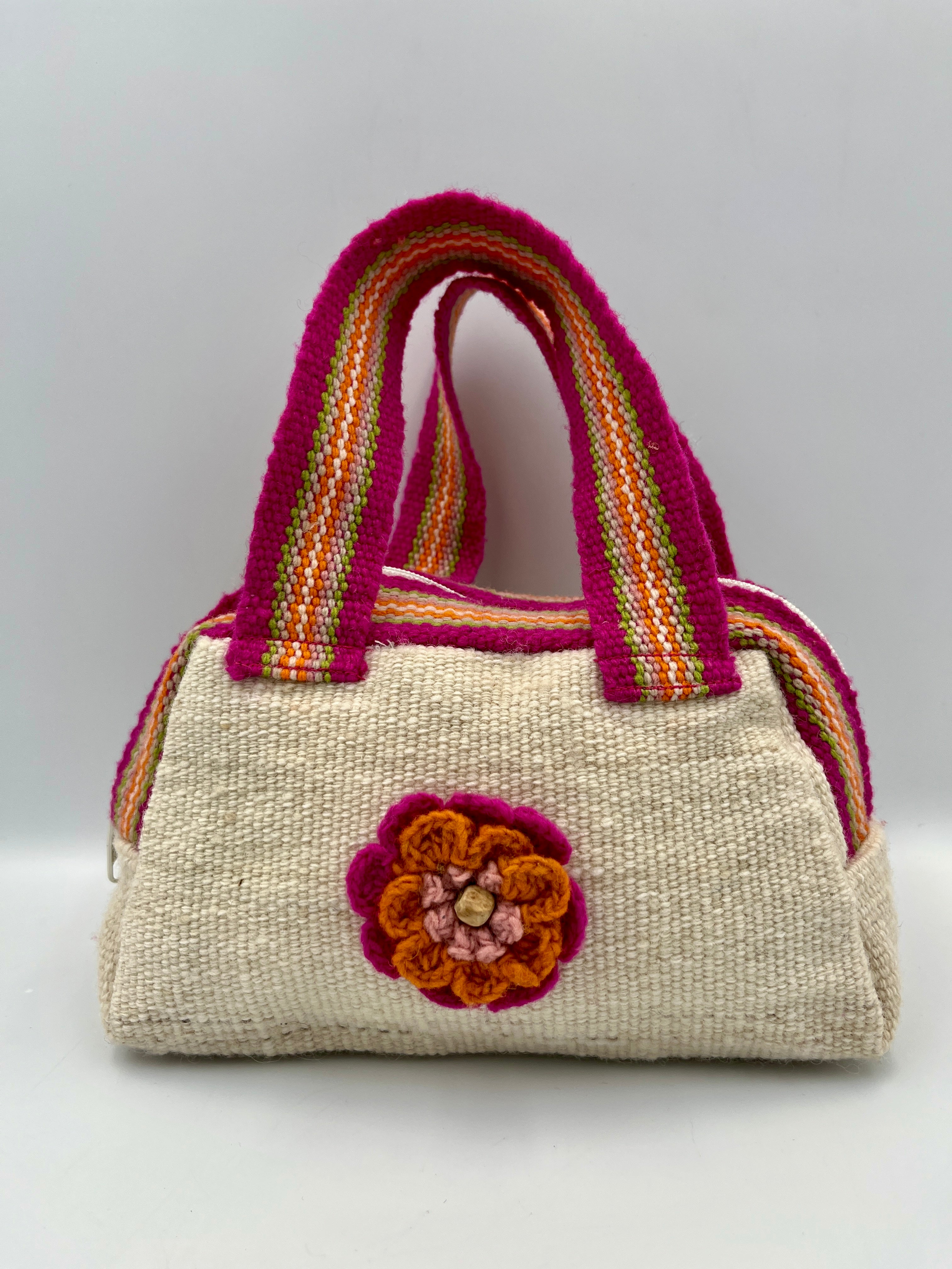 Cartera de Mano de Lana de Oveja Color Crema y Fucsia con Aplique de Flor – Tejido Artesanal