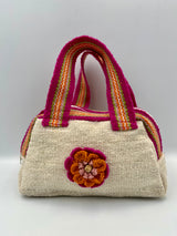 Cartera de Mano de Lana de Oveja Color Crema y Fucsia con Aplique de Flor – Tejido Artesanal