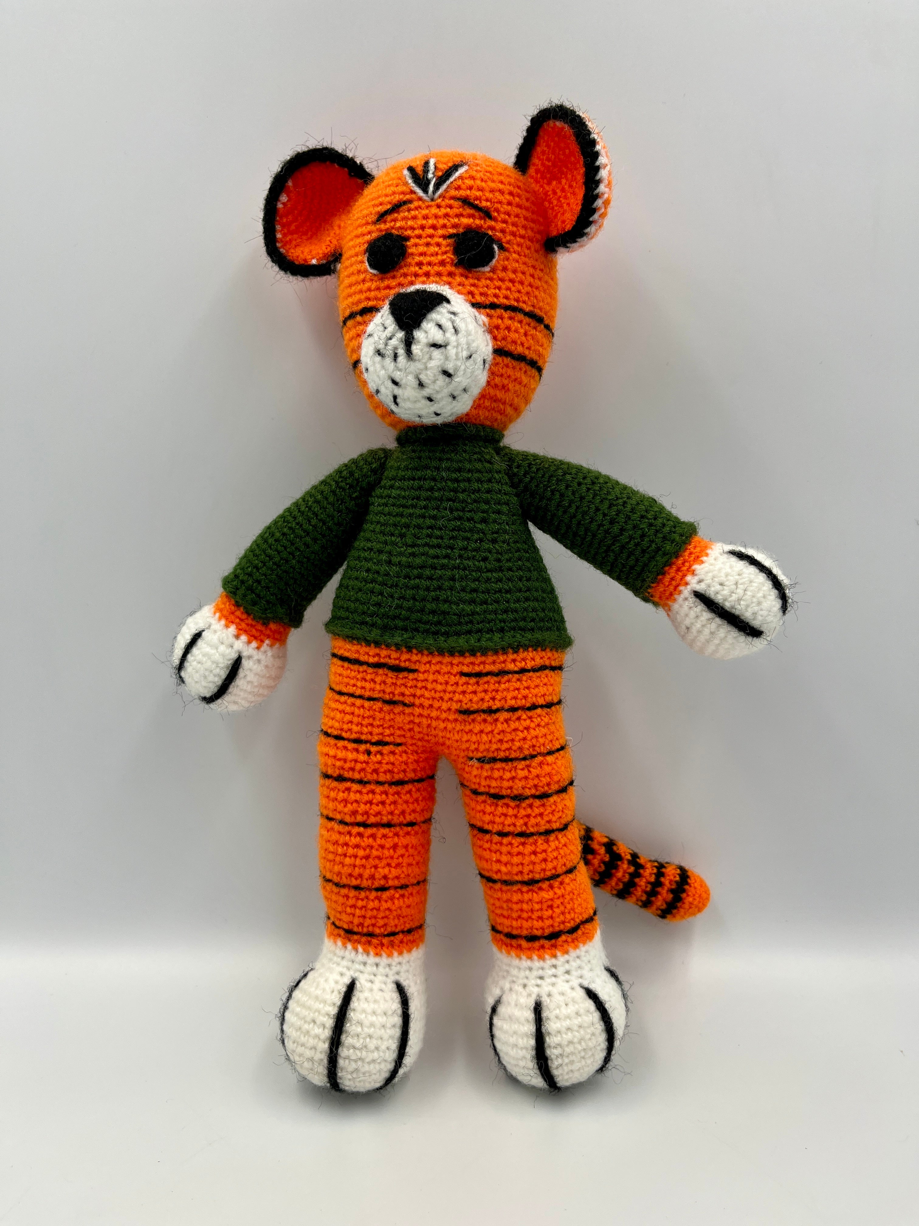 Tigre amigurumi artesanal con polo verde