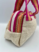 Cartera de Mano de Lana de Oveja Color Crema y Fucsia con Aplique de Flor – Tejido Artesanal