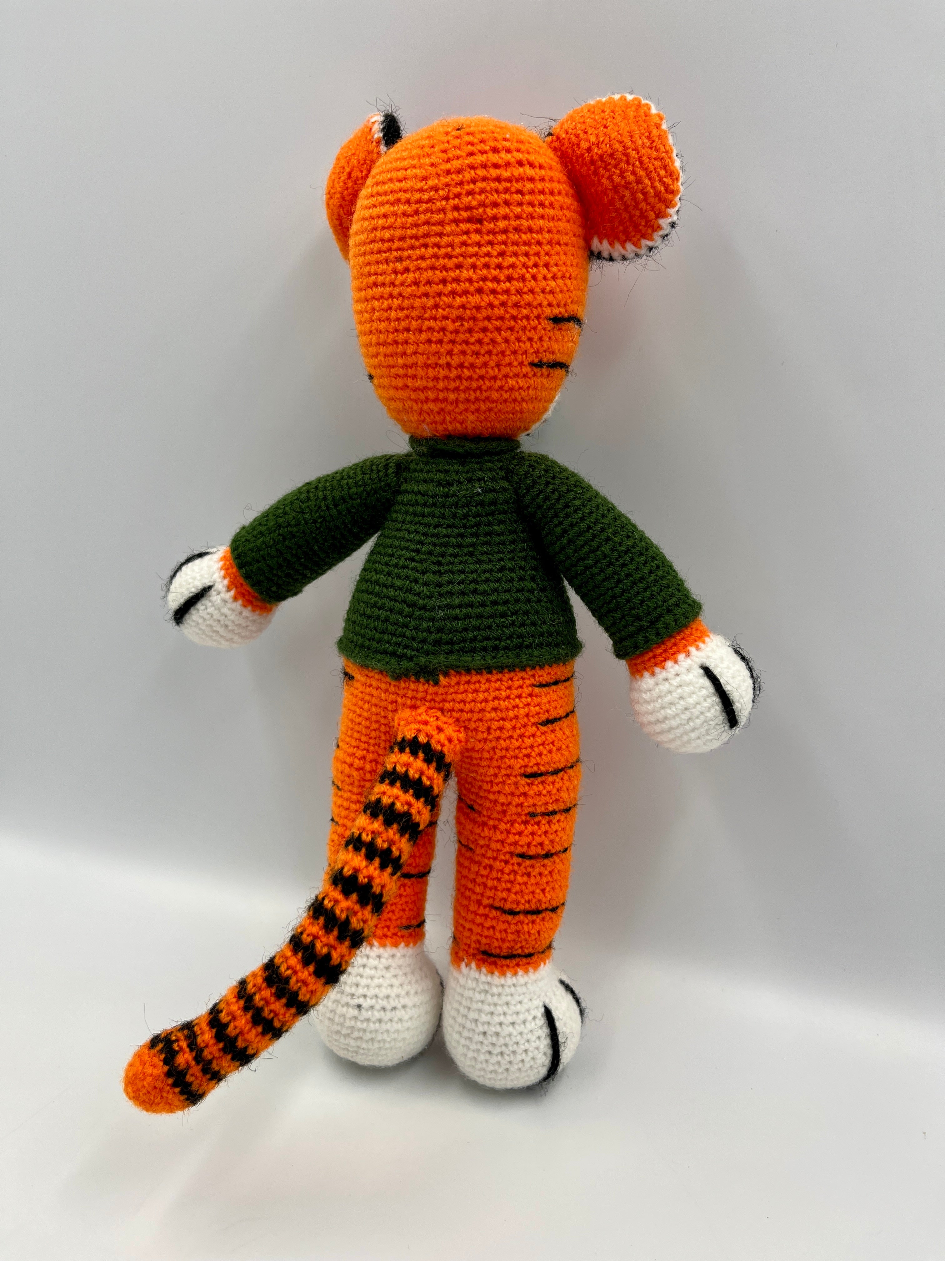 Tigre amigurumi artesanal con polo verde
