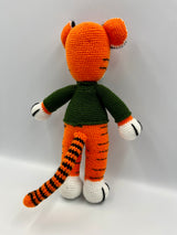 Tigre amigurumi artesanal con polo verde