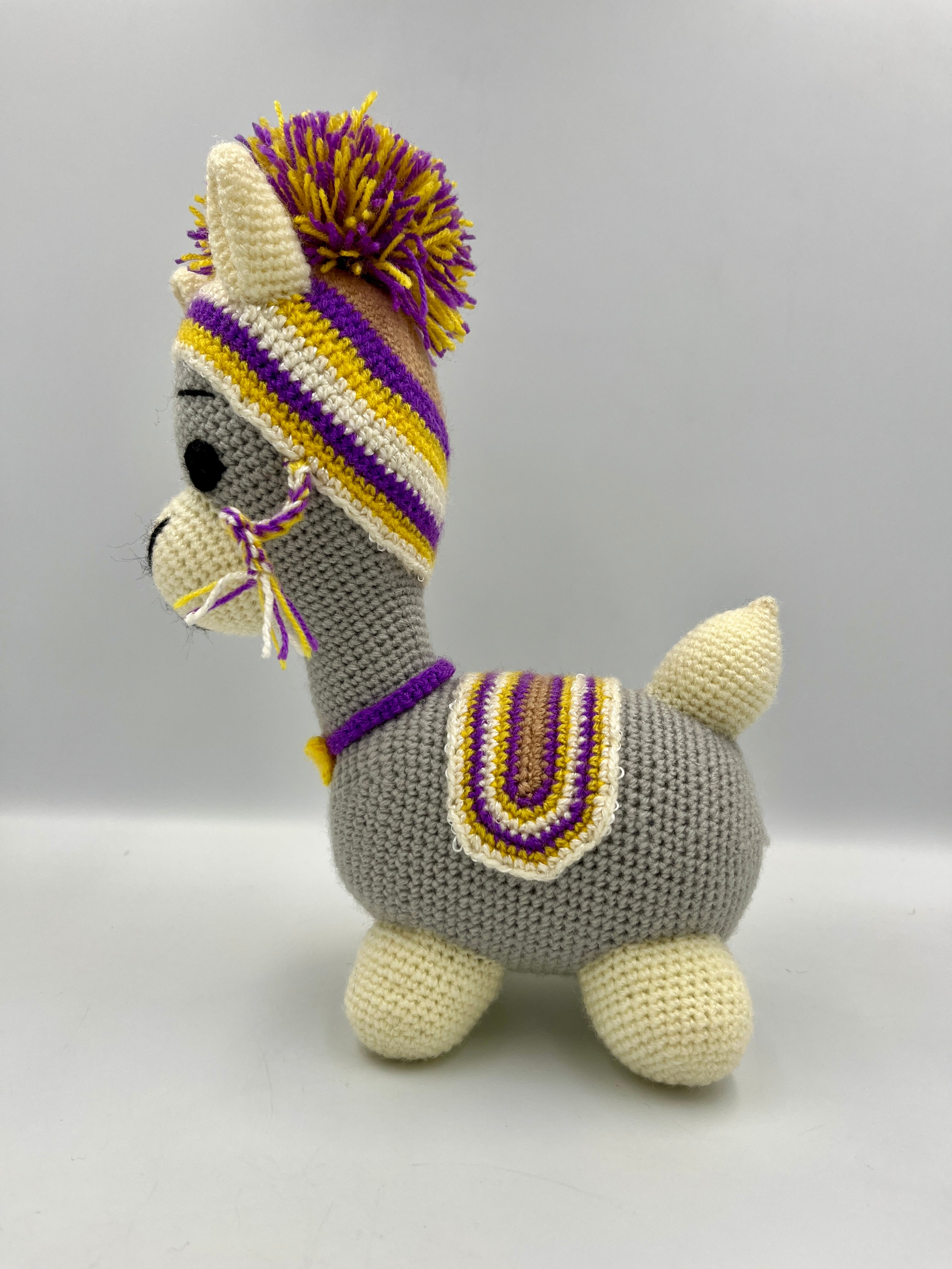 Llama amigurumi artesanal hecha a mano