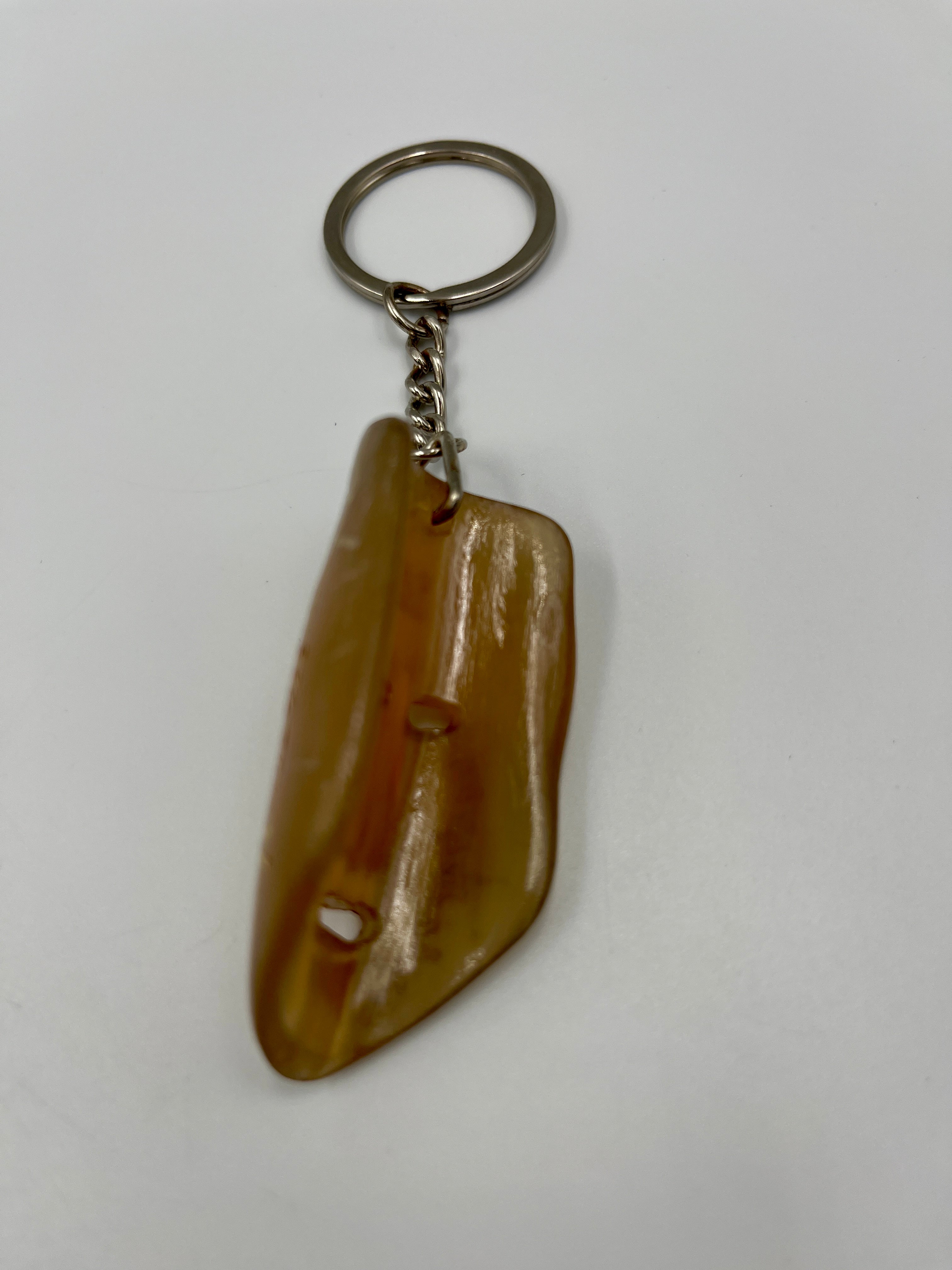 Llavero de Cacho Blanco – Máscara de Sarcófago de Karajía