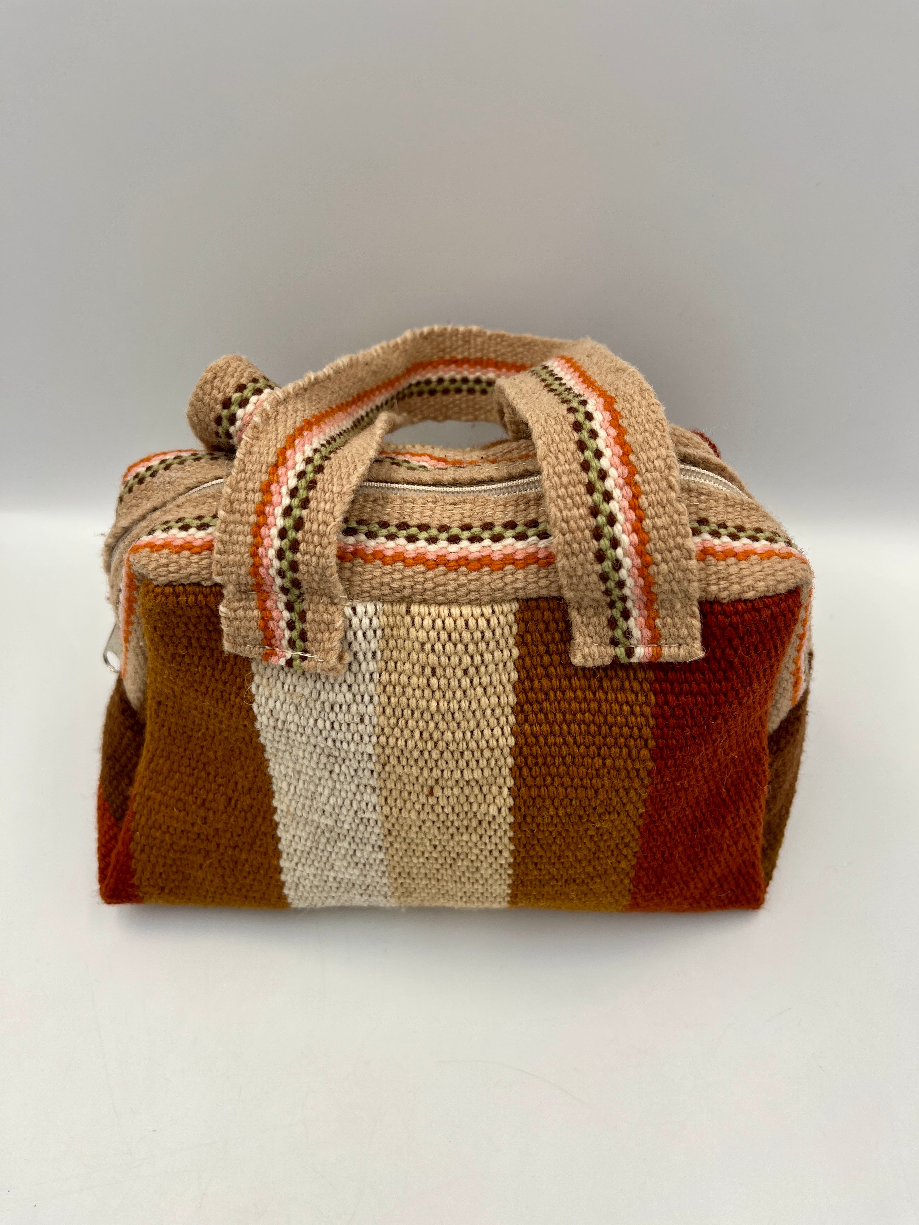 Cartera de Mano de Lana de Oveja con Rayas en Colores Ladrillo, Beige, Blanco y Marrón