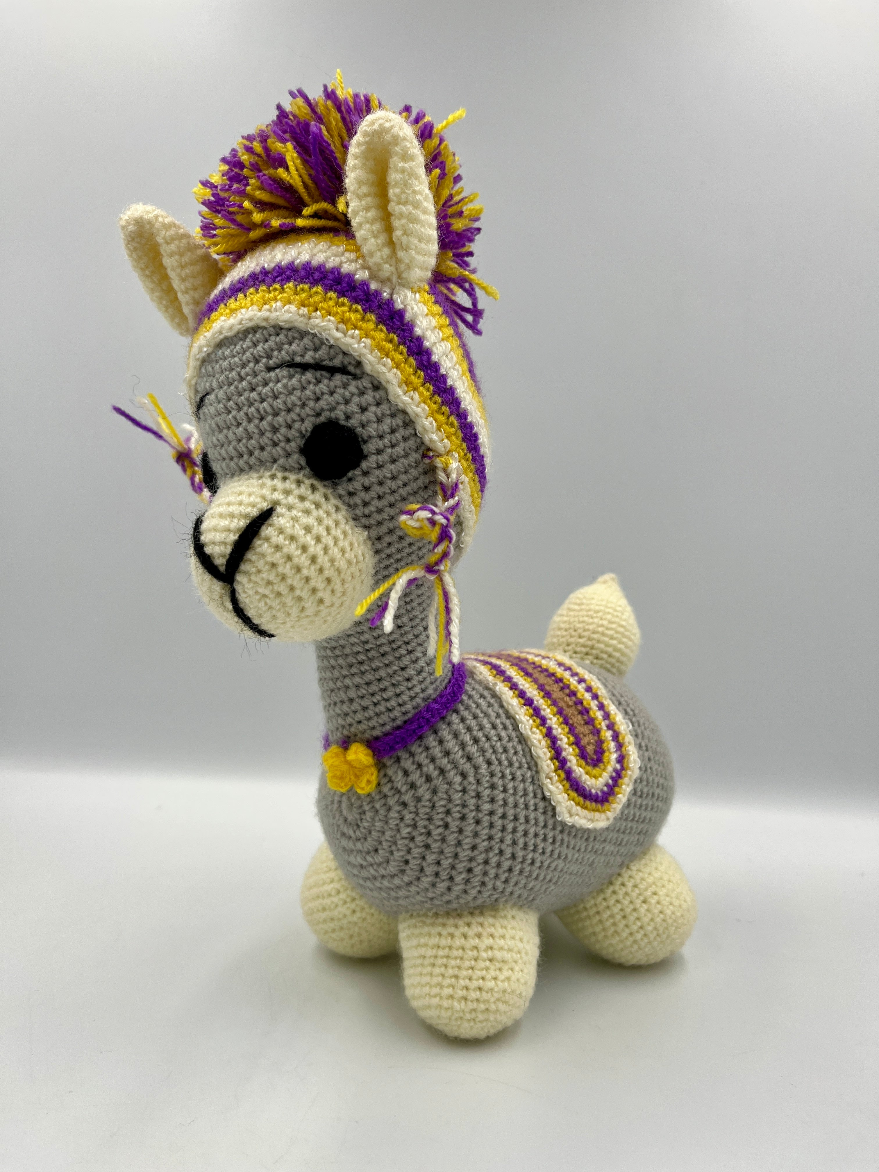 Llama amigurumi artesanal hecha a mano
