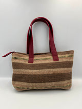 Cartera de Mano Artesanal en Telar con Detalles de Cuero Sintético – Diseño con Rombos Verde y Rojo