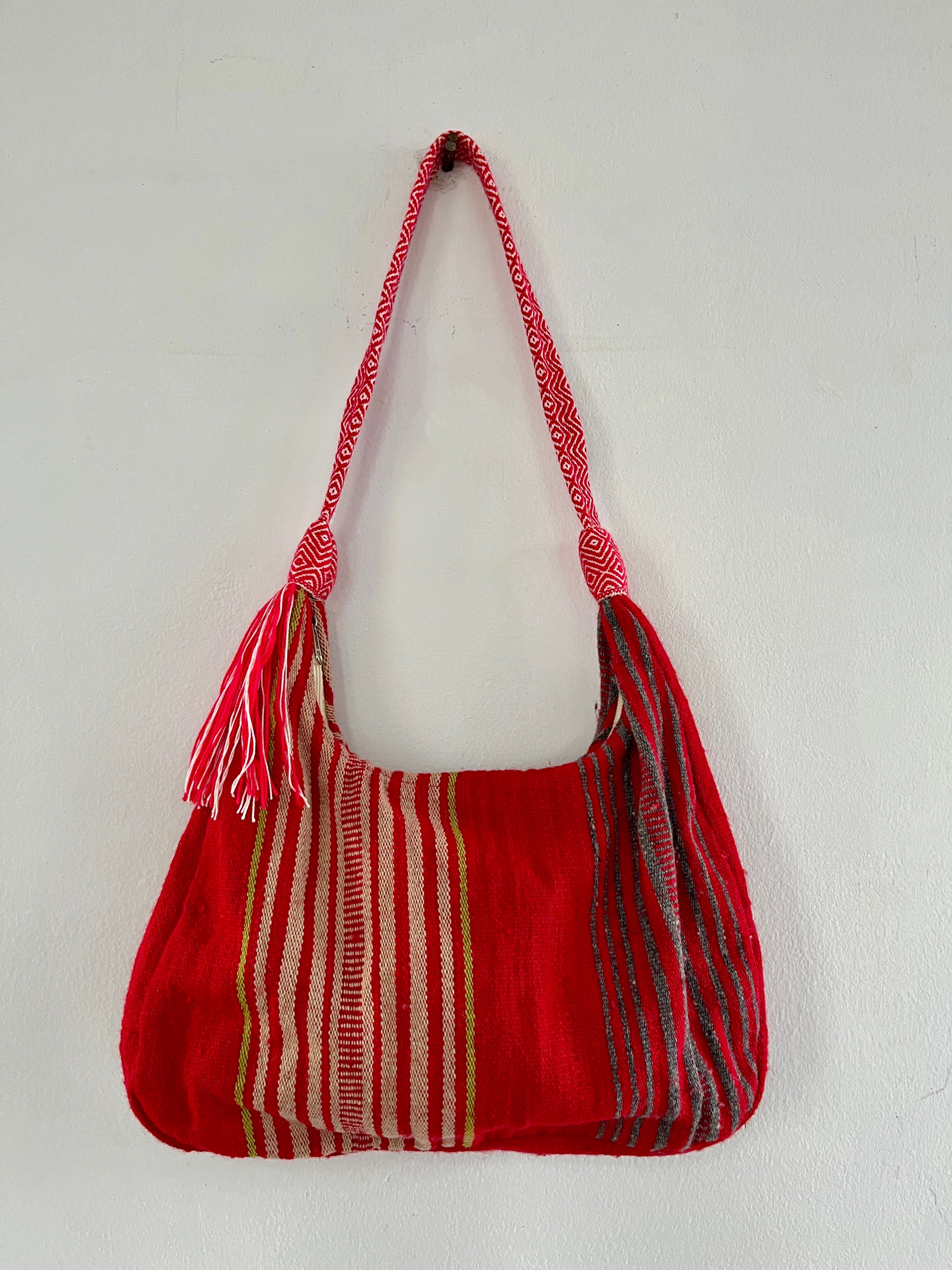 Bolso de Lana de Oveja Tejido en Telar de Cintura – Rayas Rojo, Beige y Gris con Asa de Faja Tradicional