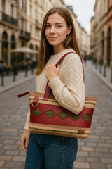 Cartera de Mano Artesanal en Telar con Detalles de Cuero Sintético – Diseño con Rombos Verde y Rojo