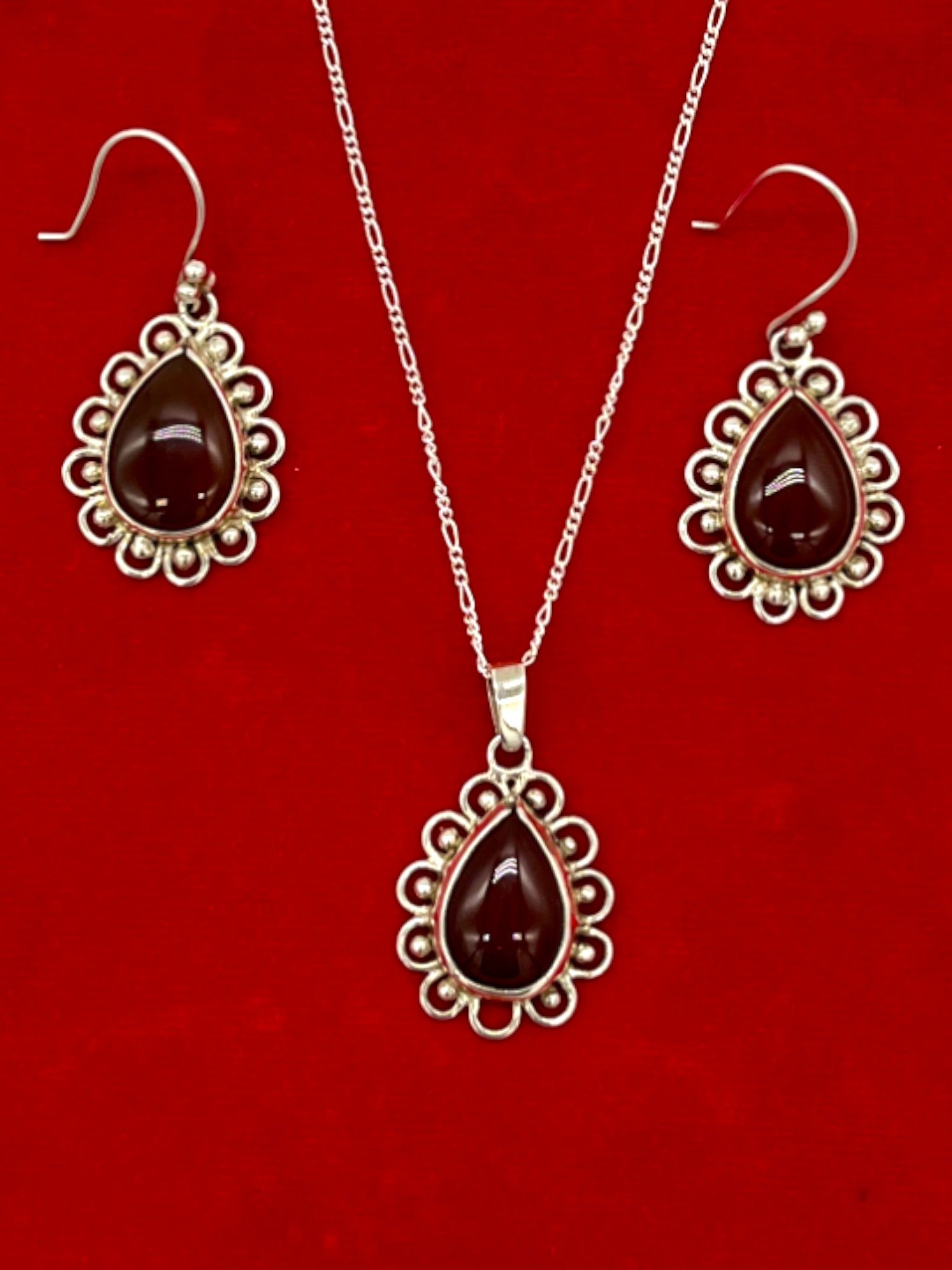 Set with Pendant and Earrings with Red Quartz