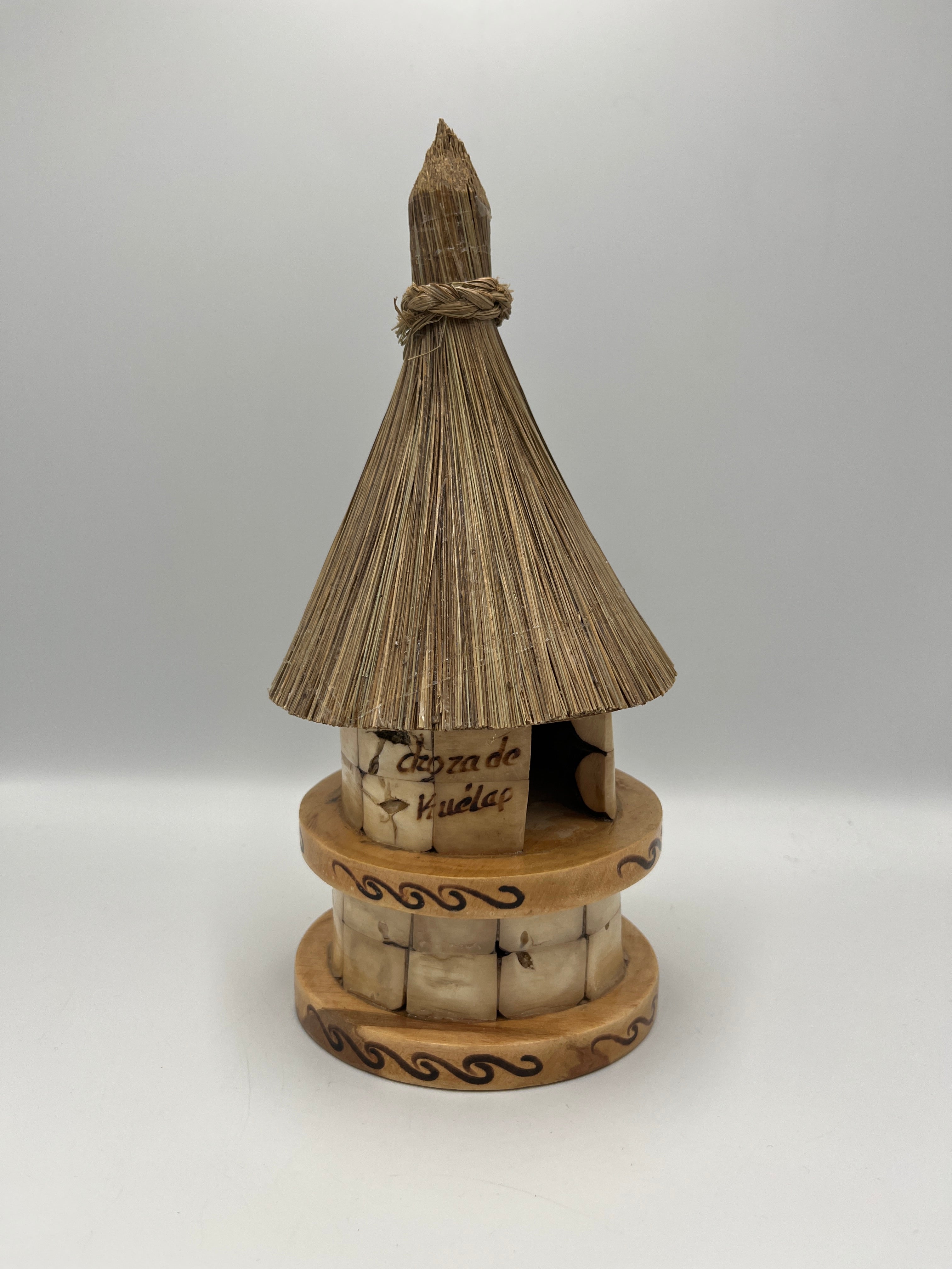 Choza Kuélap Decorativa en Semillas Naturales y Madera