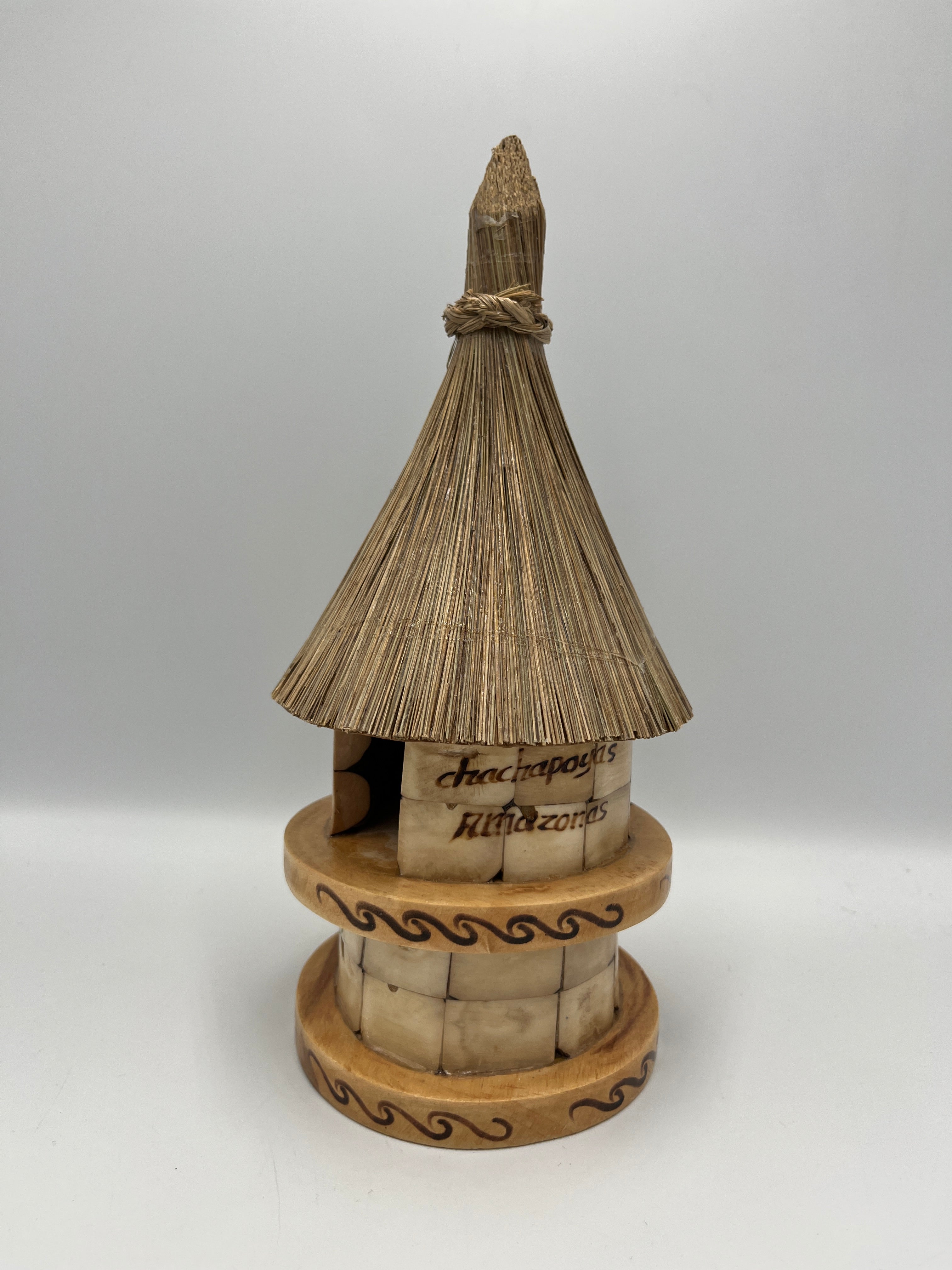 Choza Kuélap Decorativa en Semillas Naturales y Madera