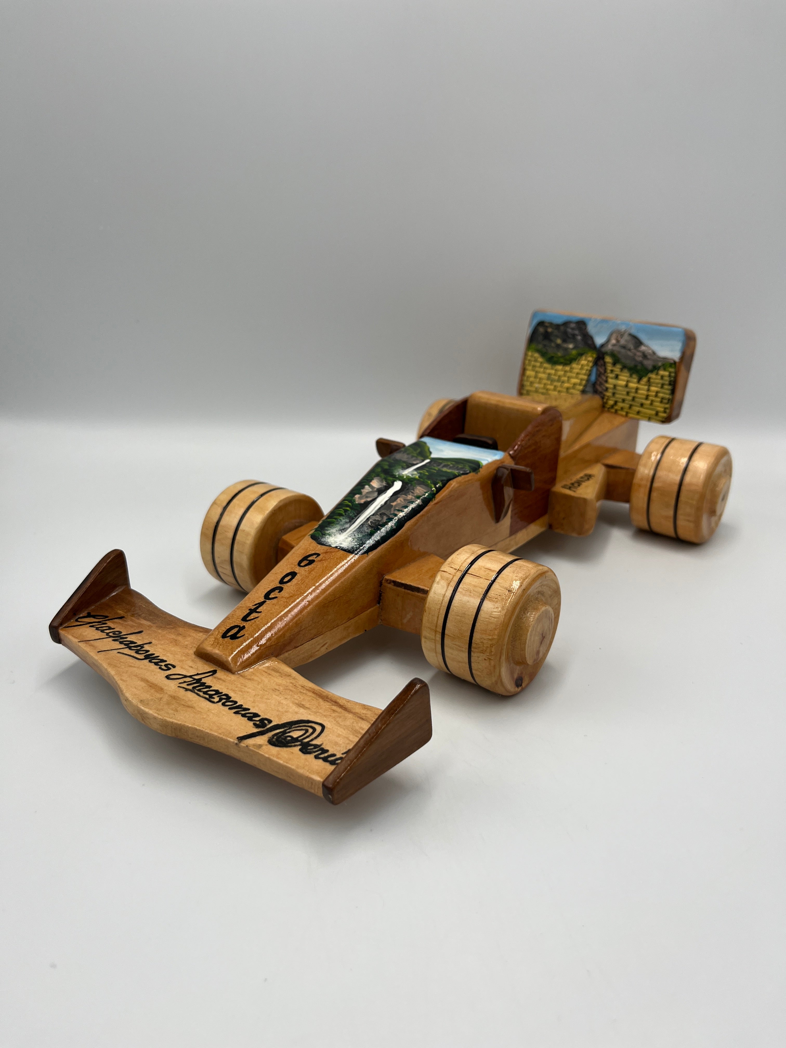 Carrito Fórmula 1 de Madera Portálapicero con Diseño de la Catarata de Gocta