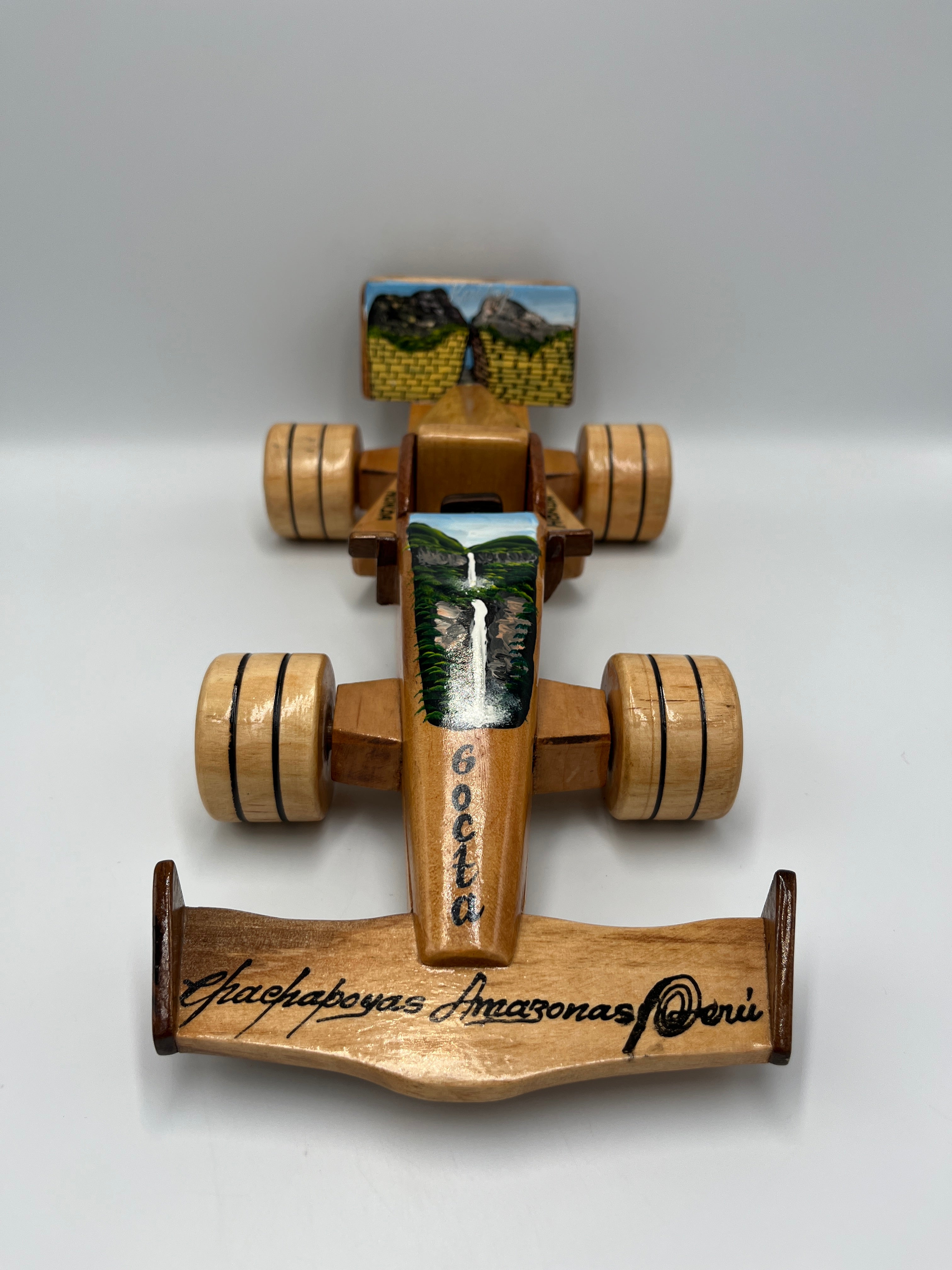 Carrito Fórmula 1 de Madera Portálapicero con Diseño de la Catarata de Gocta