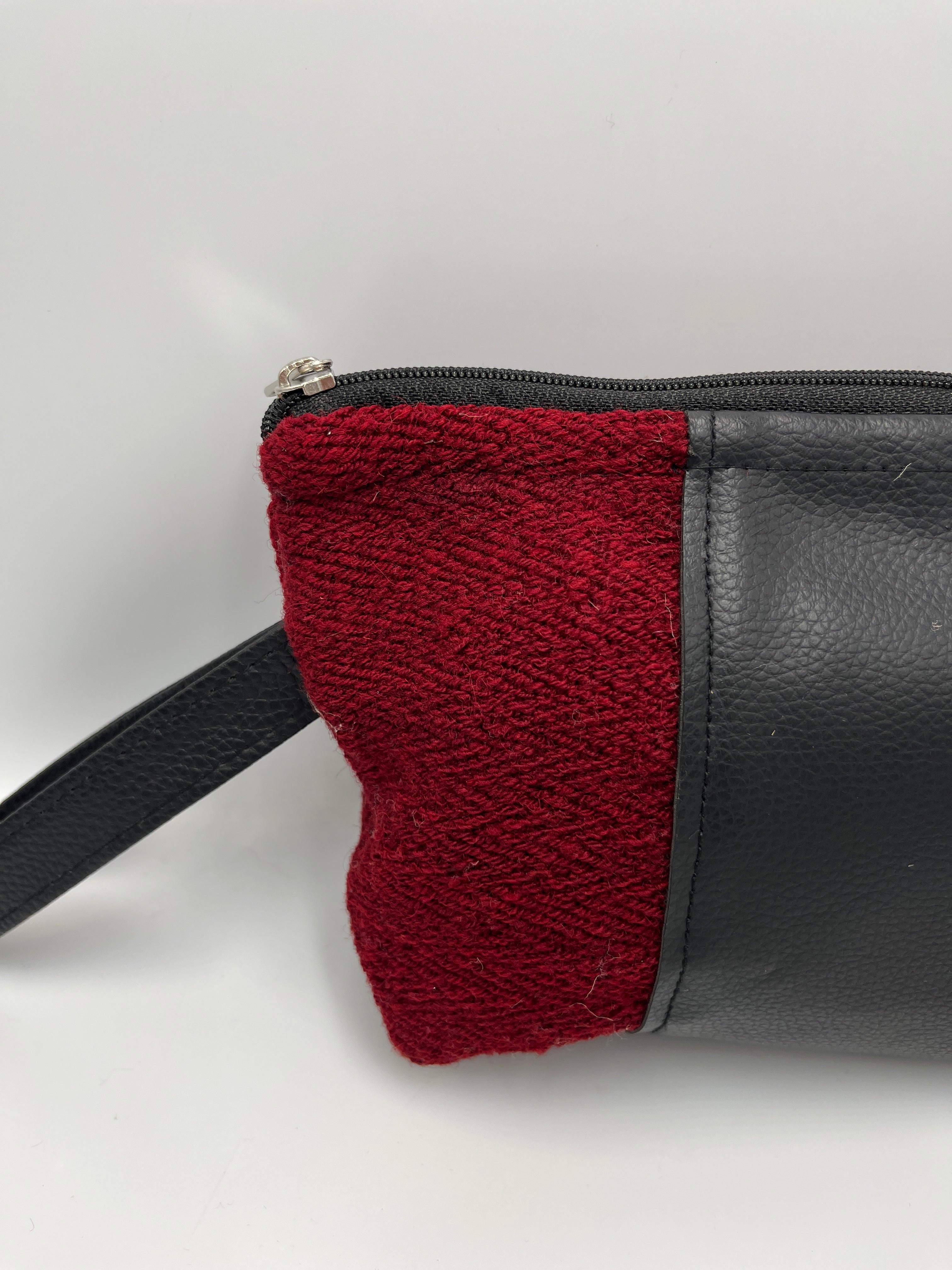 Cartera de Mano de Biocuero con Aplicación en Telar a Cintura