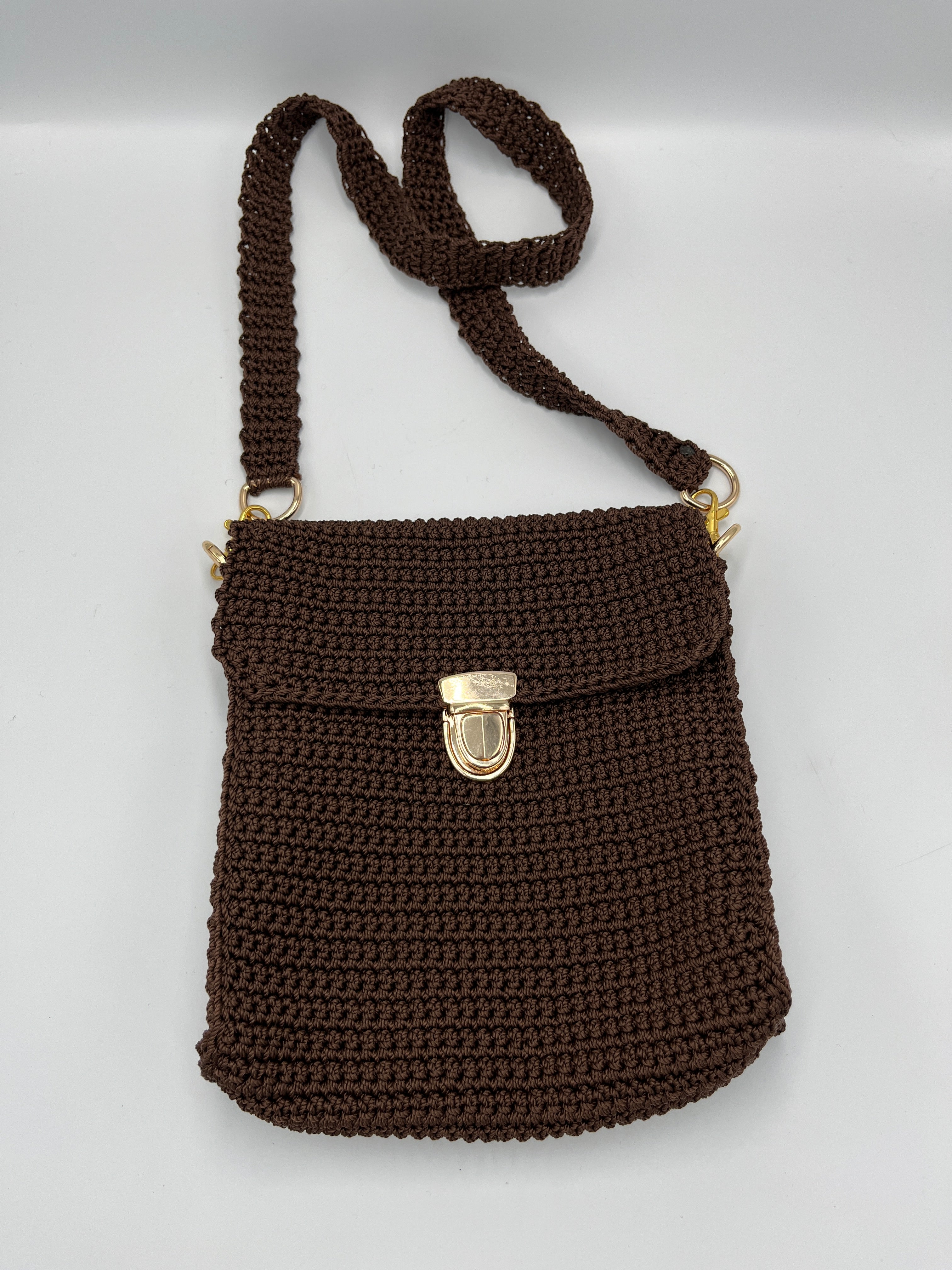 Bolso a crochet de tiro largo, elaborado en hilo de polipropileno con broche.