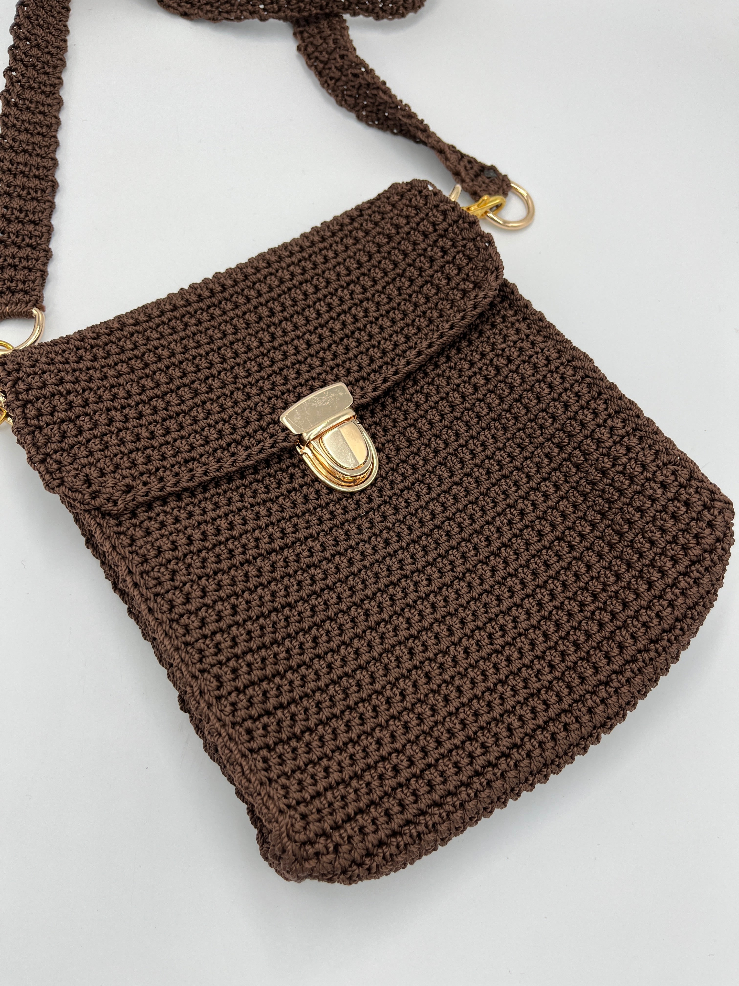 Bolso a crochet de tiro largo, elaborado en hilo de polipropileno con broche.