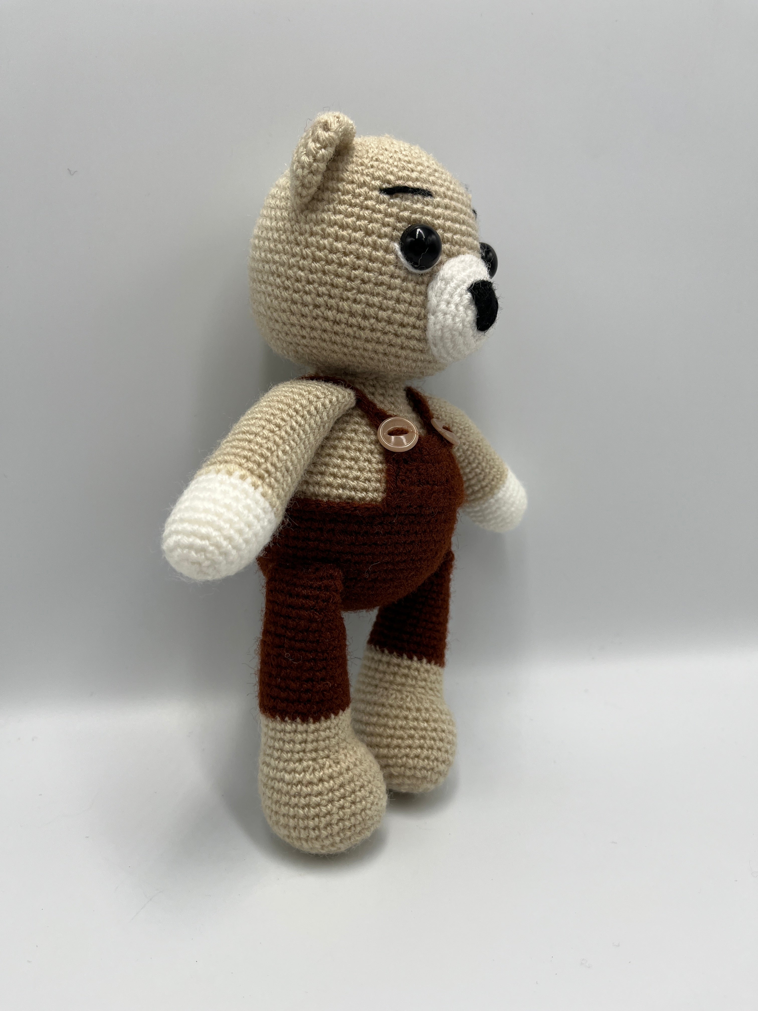 Osito Amigurumi con Overol Marrón Tejido a Crochet