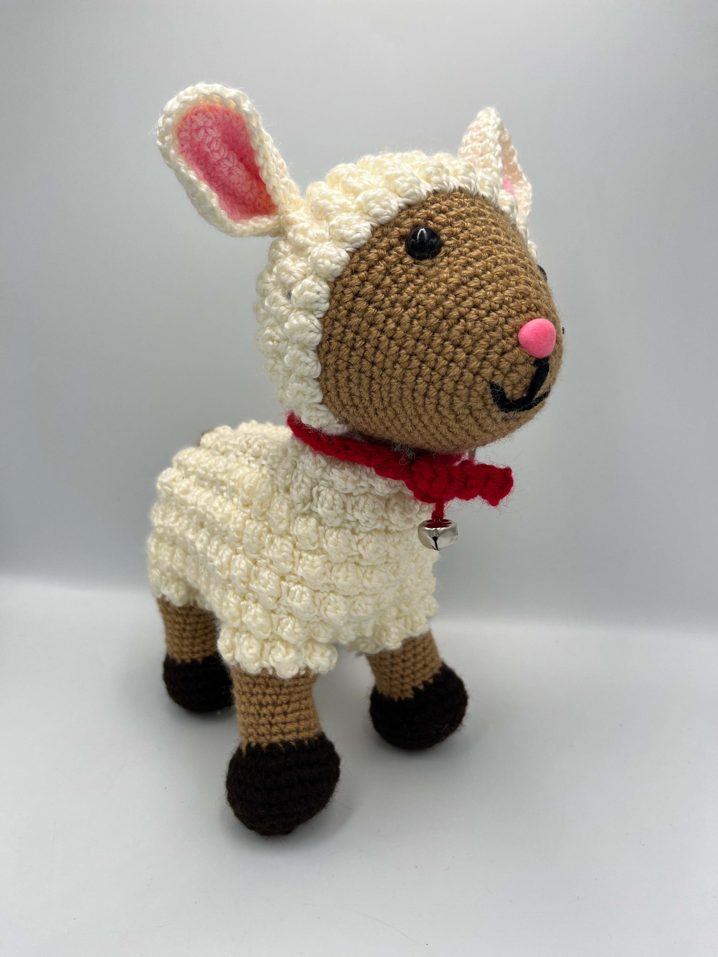 Ovejita Amigurumi con Cascabel Tejida a Crochet Hecha a Mano