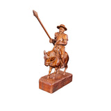 Jinete con lanza tallado a mano en madera de nogal