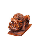 León cazando un venado tallado a mano en madera de nogal